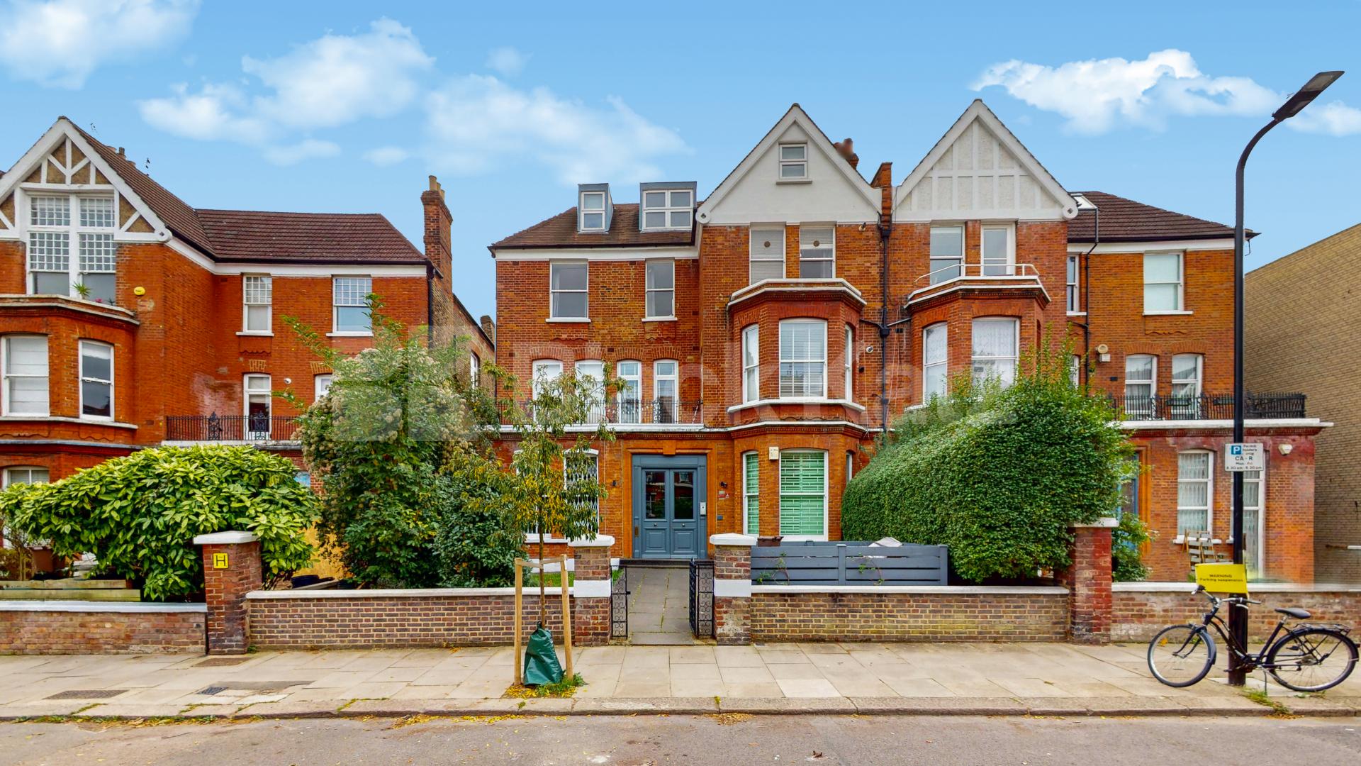 Modern Garden Flat Compayne Gardens, South Hampstead